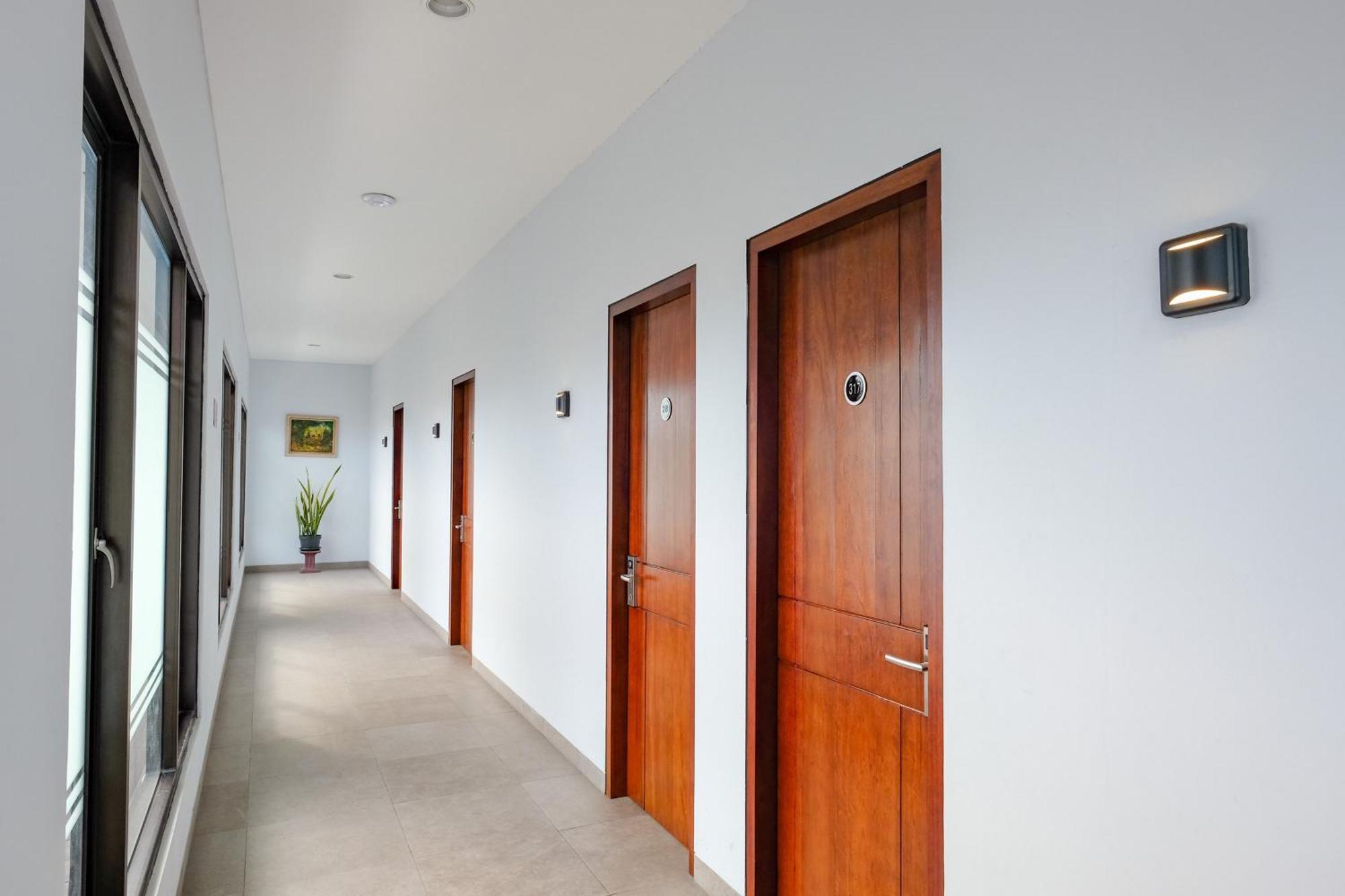 Sans Hotel Rajawali Surabaya By Reddoorz Krembangan Dış mekan fotoğraf