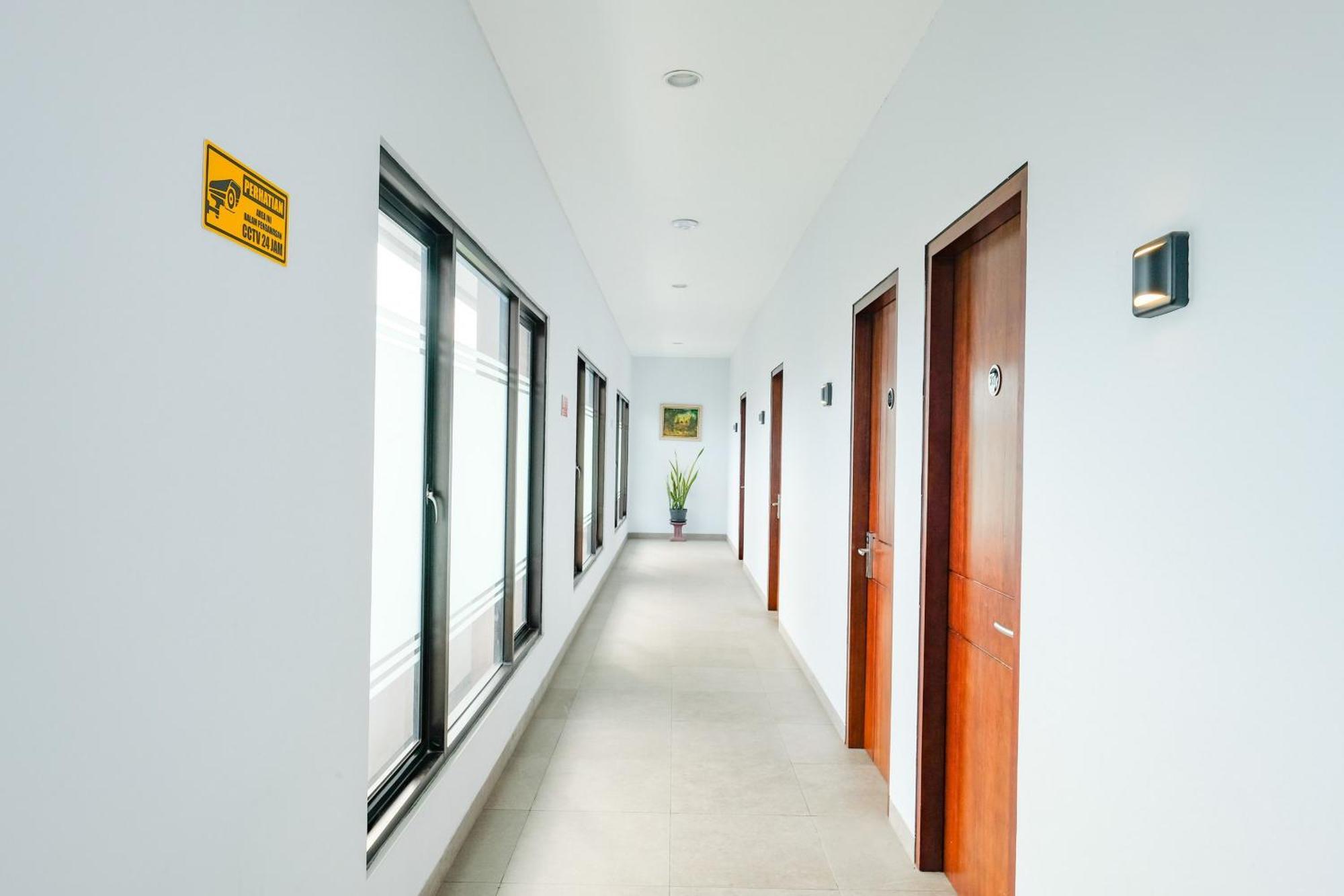 Sans Hotel Rajawali Surabaya By Reddoorz Krembangan Dış mekan fotoğraf
