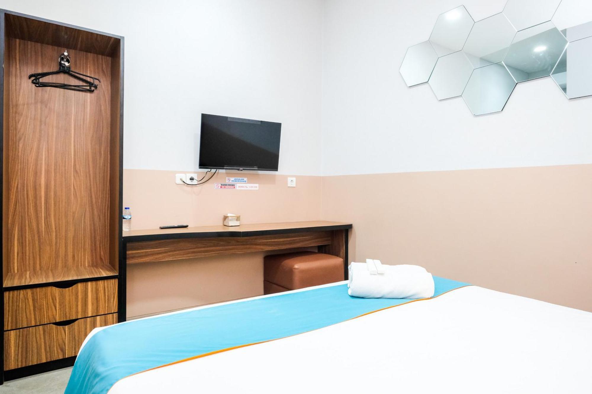 Sans Hotel Rajawali Surabaya By Reddoorz Krembangan Dış mekan fotoğraf