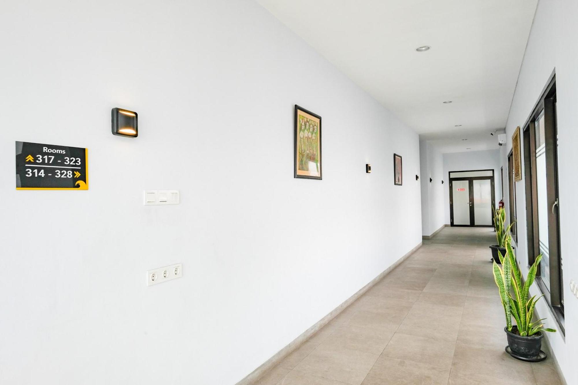 Sans Hotel Rajawali Surabaya By Reddoorz Krembangan Dış mekan fotoğraf
