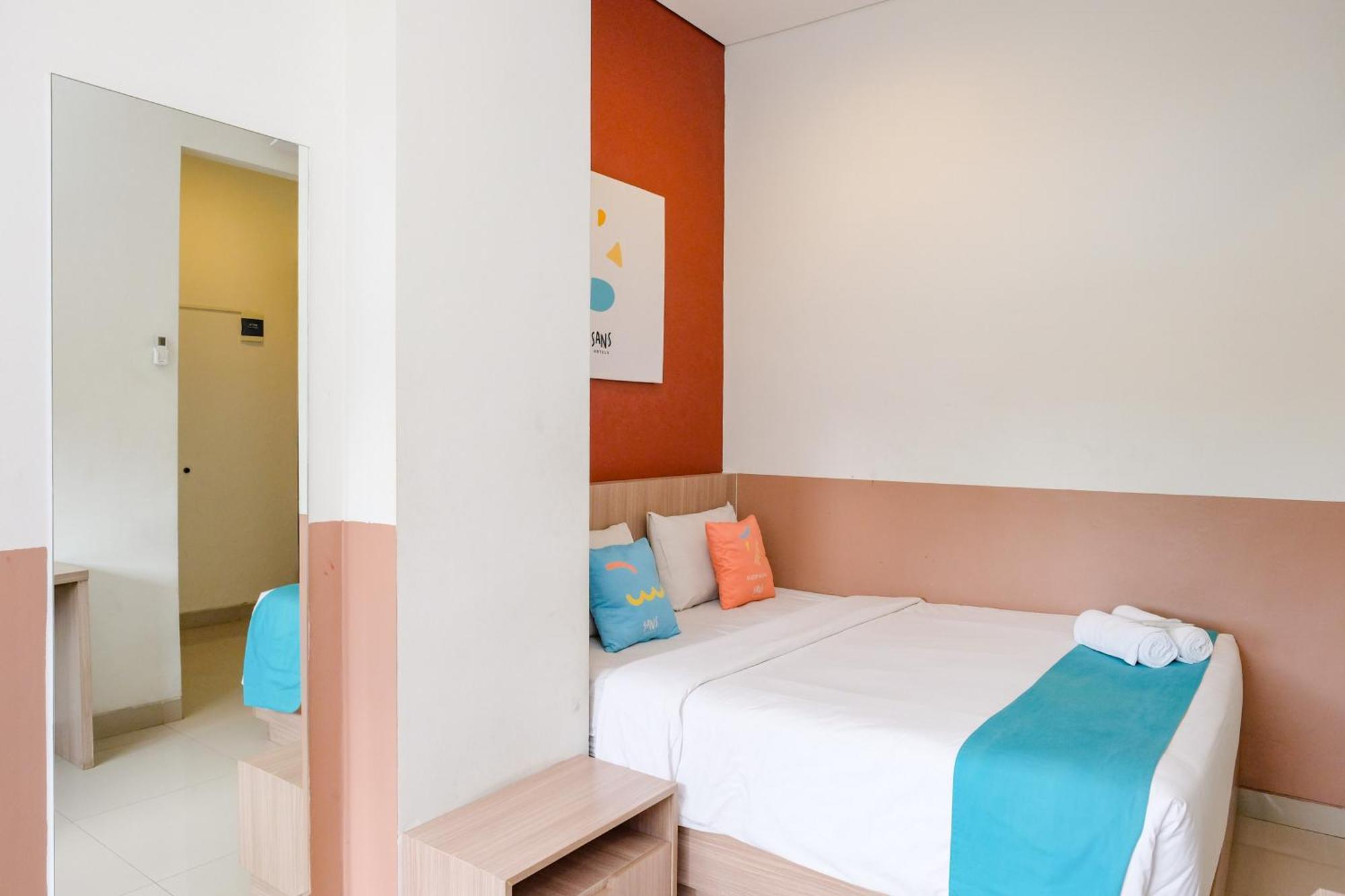 Sans Hotel Rajawali Surabaya By Reddoorz Krembangan Dış mekan fotoğraf