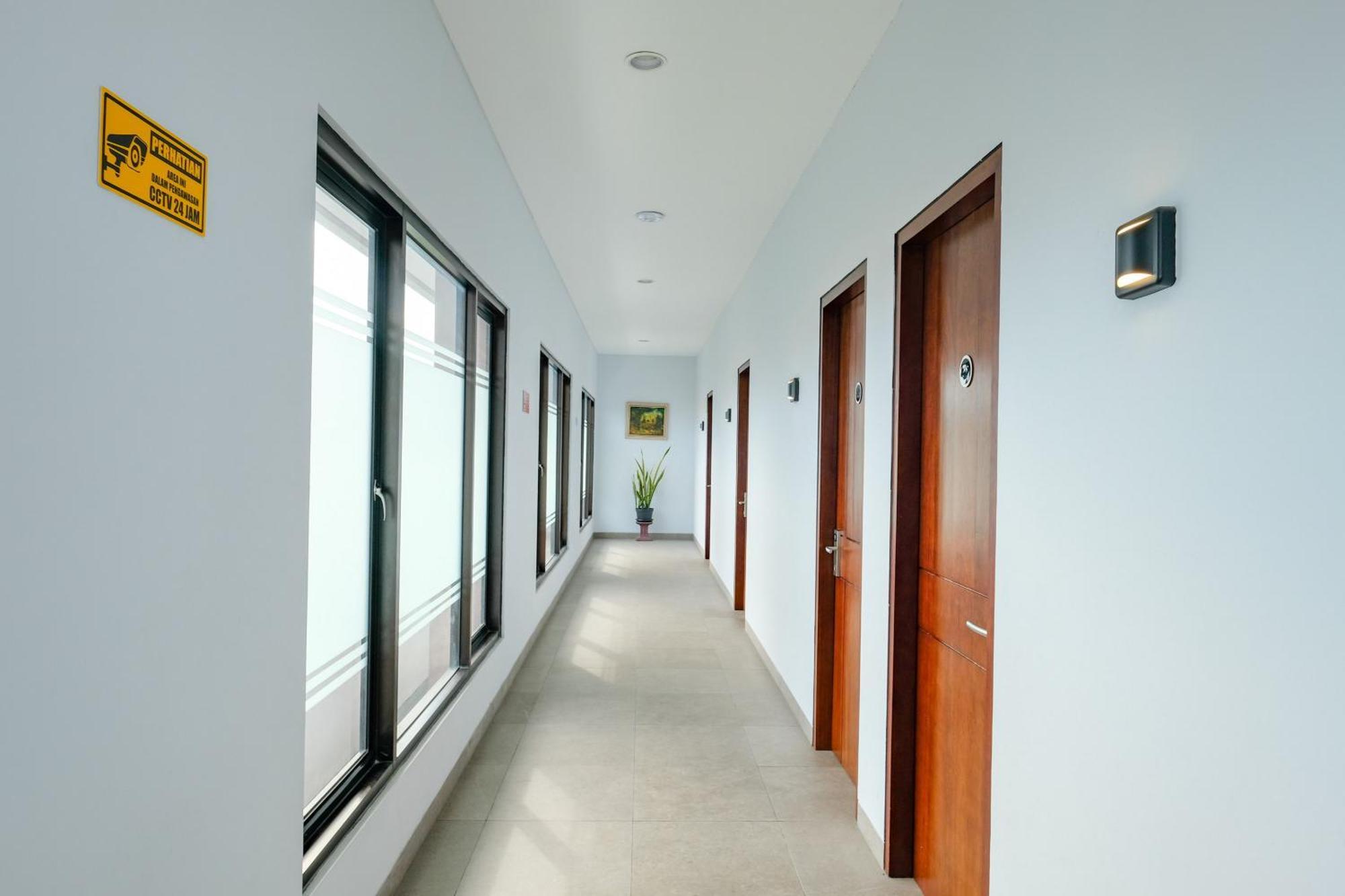 Sans Hotel Rajawali Surabaya By Reddoorz Krembangan Dış mekan fotoğraf