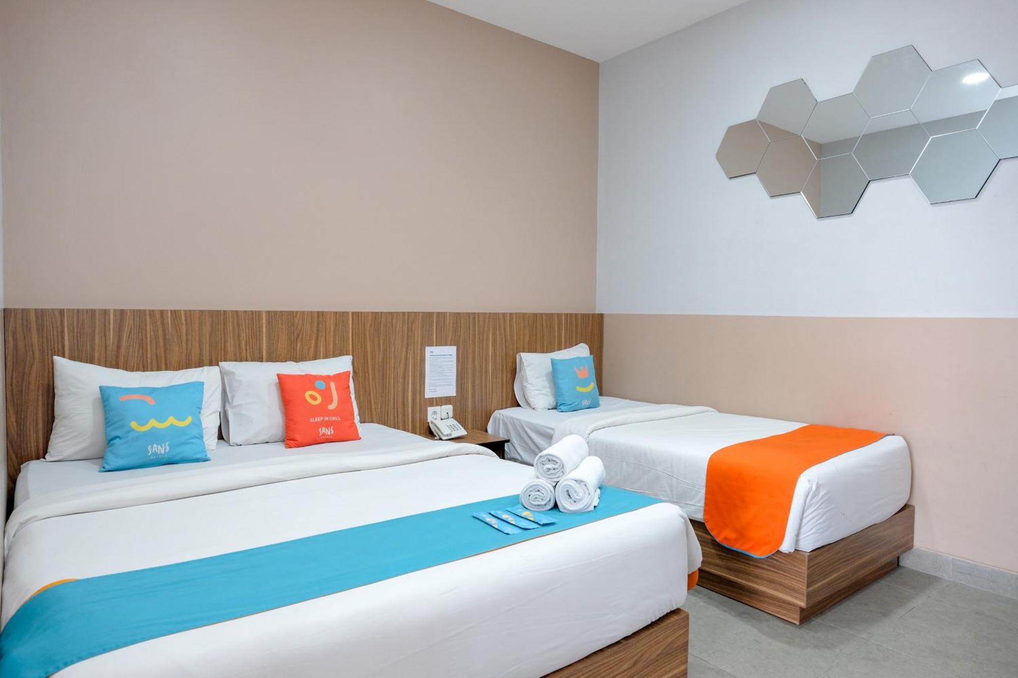 Sans Hotel Rajawali Surabaya By Reddoorz Krembangan Dış mekan fotoğraf