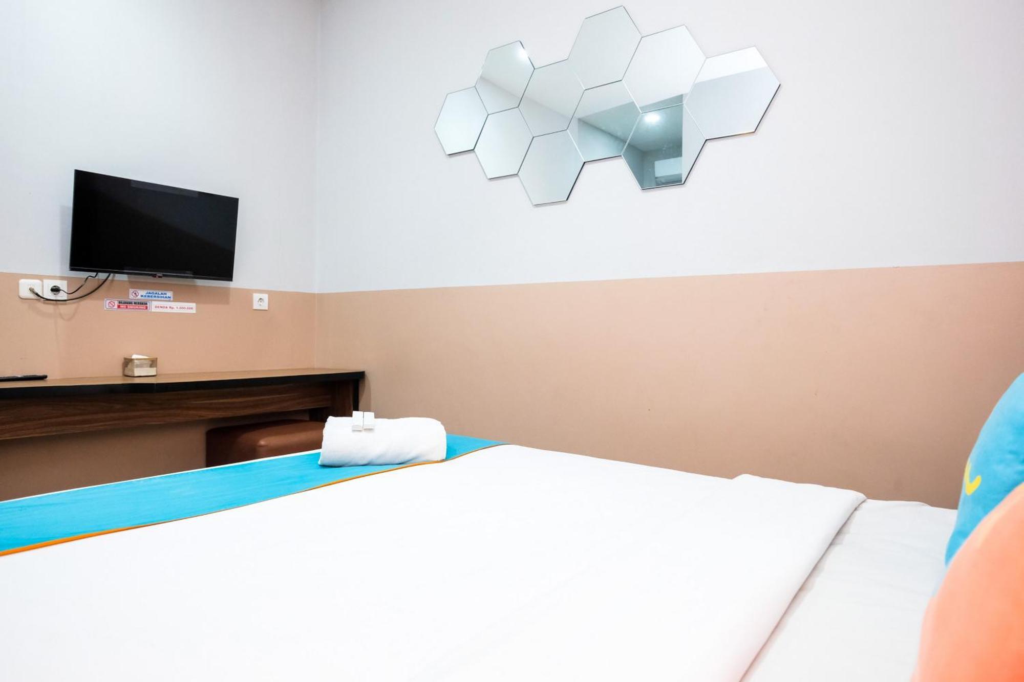Sans Hotel Rajawali Surabaya By Reddoorz Krembangan Dış mekan fotoğraf